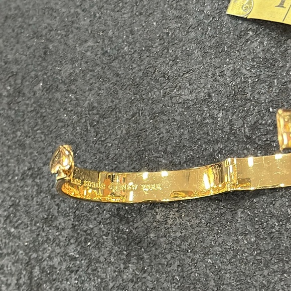 KATE SPADE HINGED CUFF SIGNATURE CLASSIC BANGLE - Picture 4 of 4